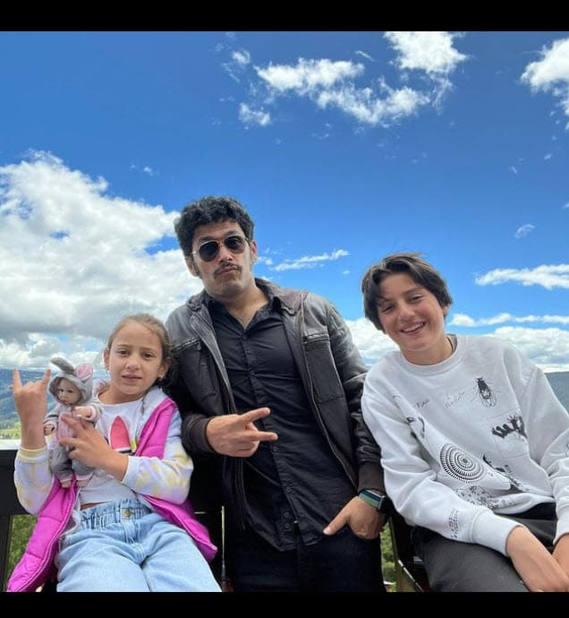 Está casado con la actriz Cecilia Navia desde 2005 y con ella tiene dos hijos: Matías y María.
<br>