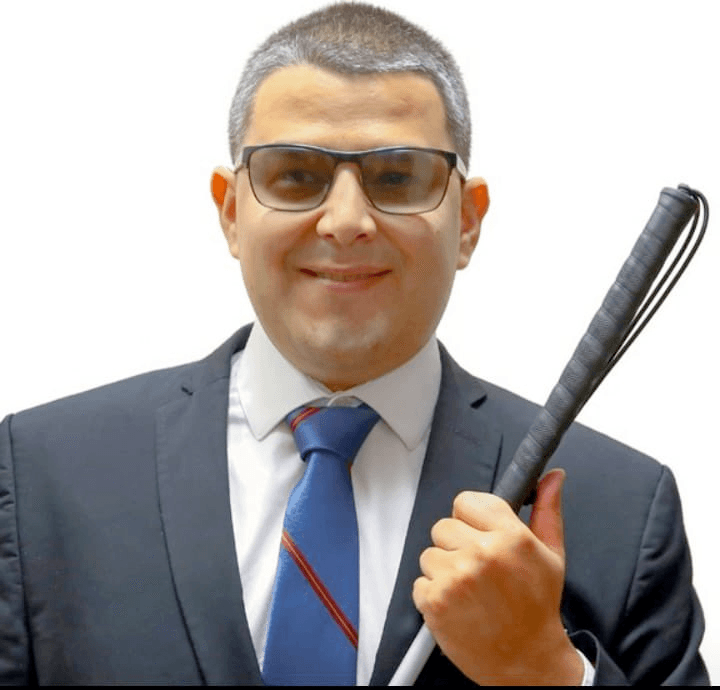 El representante PNP, 
<b>Néstor A. Alonso Vega</b>, presentó su renuncia a su escaño legislativo en la Cámara de Representantes tras ser acusado criminalmente por un presunto esquema de soborno y fraude electrónico. Las autoridades federales arrestaron en mayo de 2020 al representante del Partido Nuevo Progresista (PNP). Acusado por un Gran Jurado de nueve cargos, entre estos 'kickbacks'. el 6 de junio, el exfuncionario fue encontrado culpable de corrupción por un jurado federal y se expone hasta 20 años de cárcel.