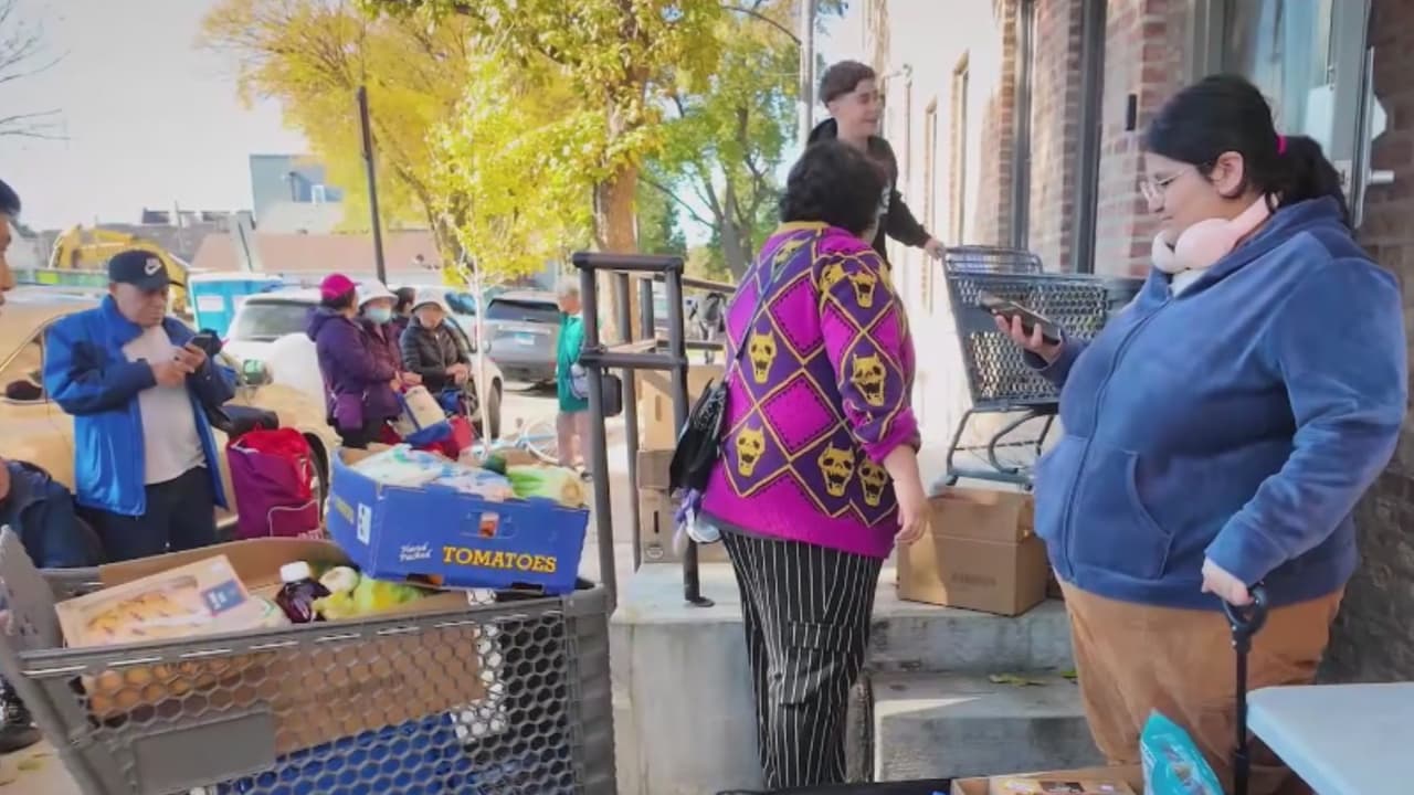 Familias de Chicago buscan alternativas ante falta de fondos del programa SNAP