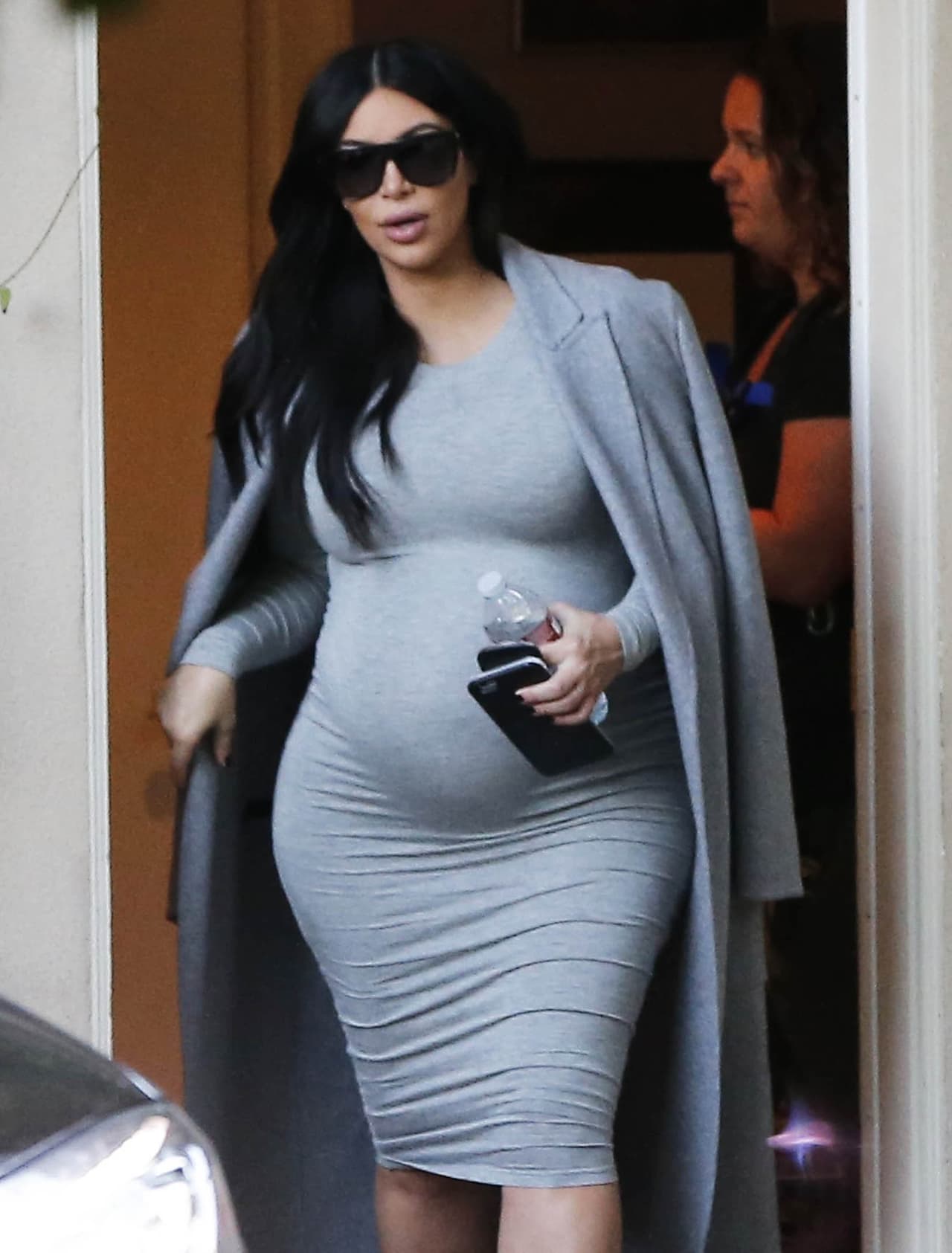 "Como mi bebé es bastante grande -pesa unos tres kilos- puede que ya sea demasiado tarde, pero he empezado a trabajar con un quiropráctico, el doctor Elliot Berlin. Es el quiropráctico de las embarazadas... He estado haciendo todo lo posible para que el bebé se dé la vuelta" expresó en su página web.