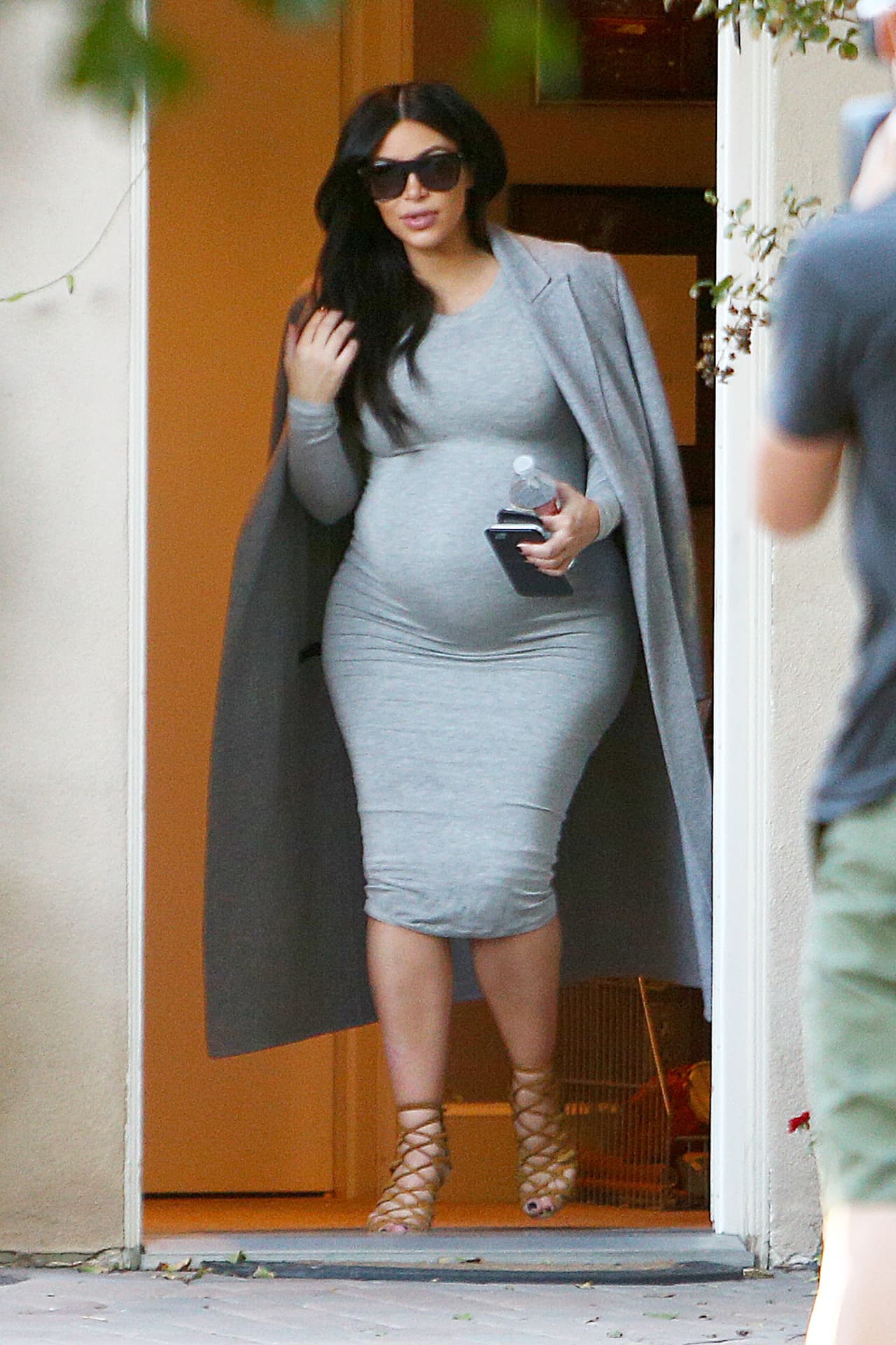 La mujer de Kanye West informó: "Todavía está cabeza arriba cuando debería estar cabeza abajo. Debería haberse dado la vuelta a las 32 semanas de embarazo. Así que ahora necesitaré una cesárea. O al menos eso es lo que yo pienso".