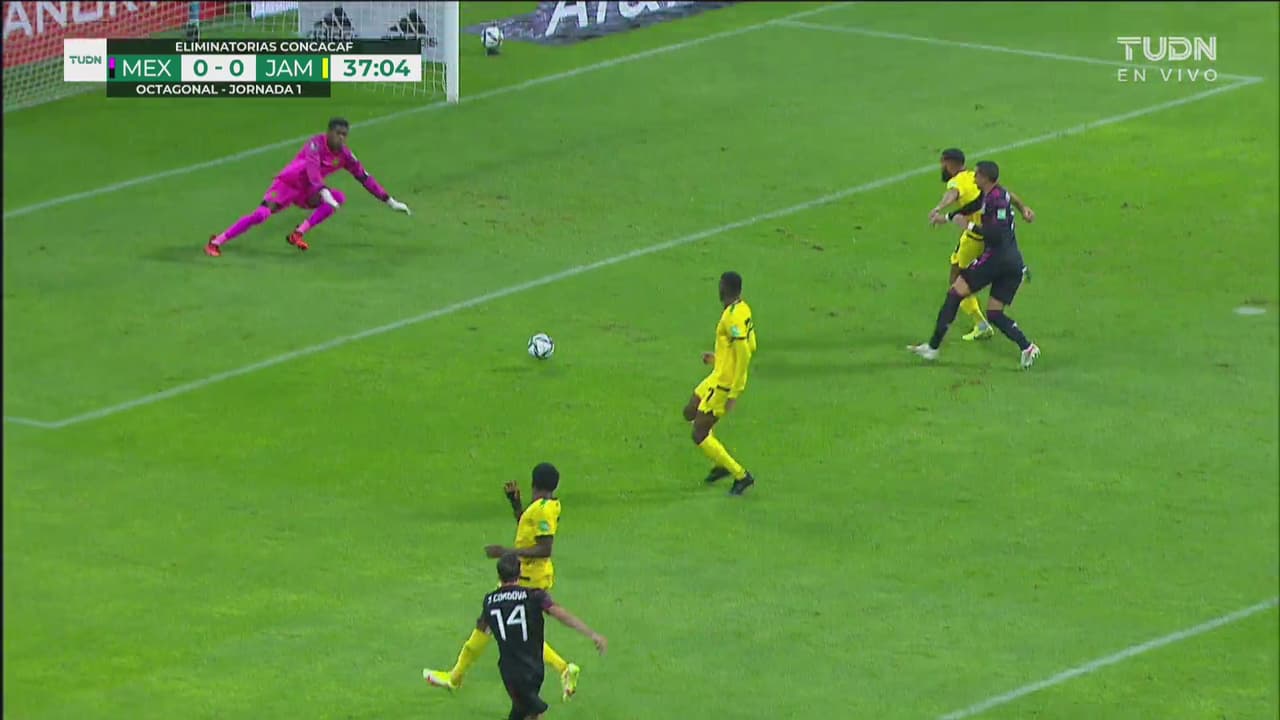 ¡A nada de marcar! Tiro de Córdova que casi le saca pintura al palo