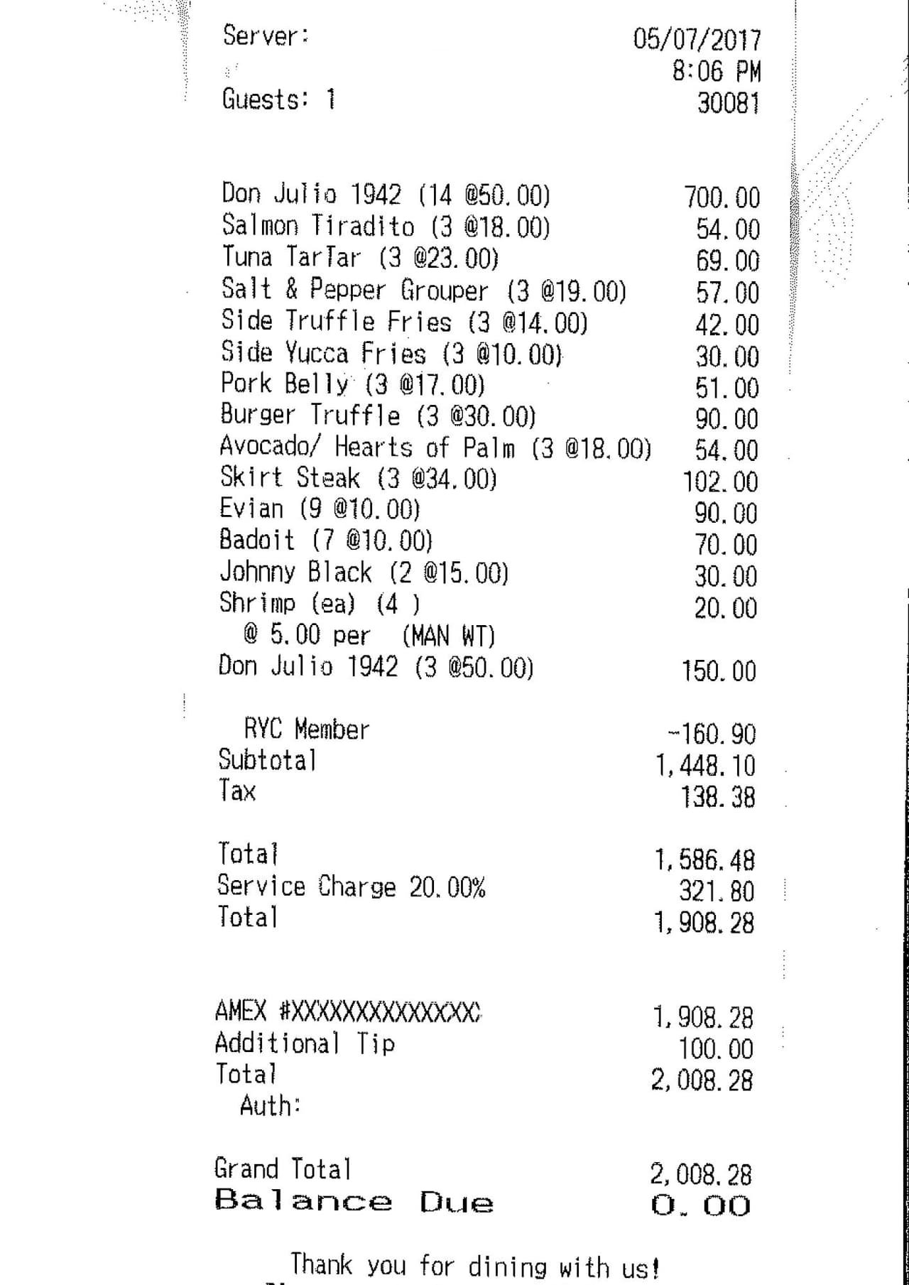 La cuenta, de casi dos mil dólares, mostró que Travis se tomó 14 shots de tequila, mientras que Kylie sólo bebió agua.