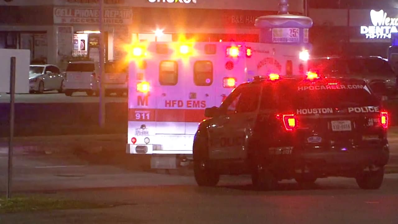 Al llegar encontraron a dos personas baleadas y al sospechoso que había sido detenido por otros clientes del lugar. El hombre tenía algunas heridas y fue trasladado también.