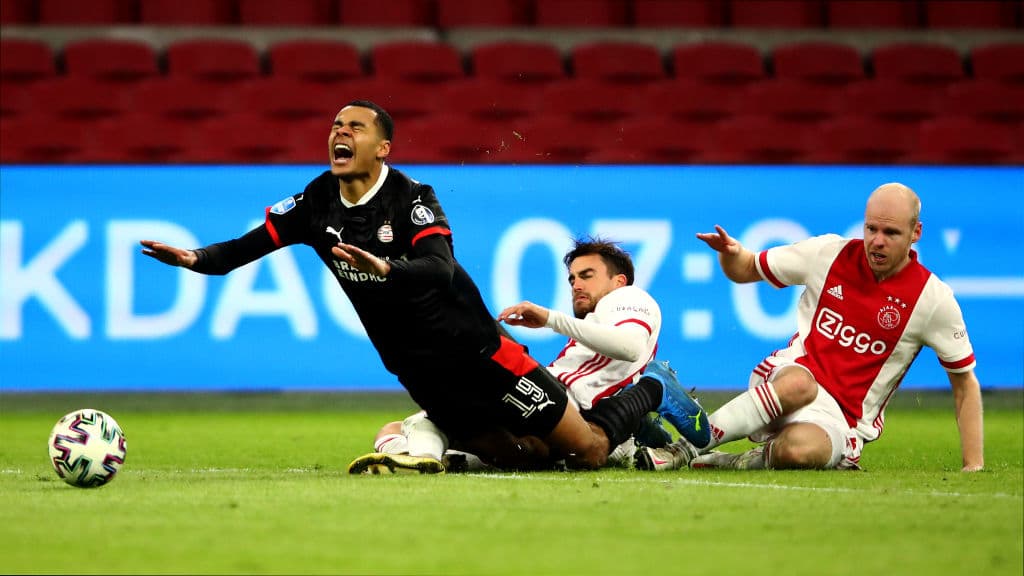PSV y Ajax empatan 2-2 en el clásico de la Eredivisie. Eran Zahavi marcó doblete para los 'rojiblancos', mientras que Quincy Promes y Antoni Matheus Dos Santos, le dieron el empate al Eindhoven.