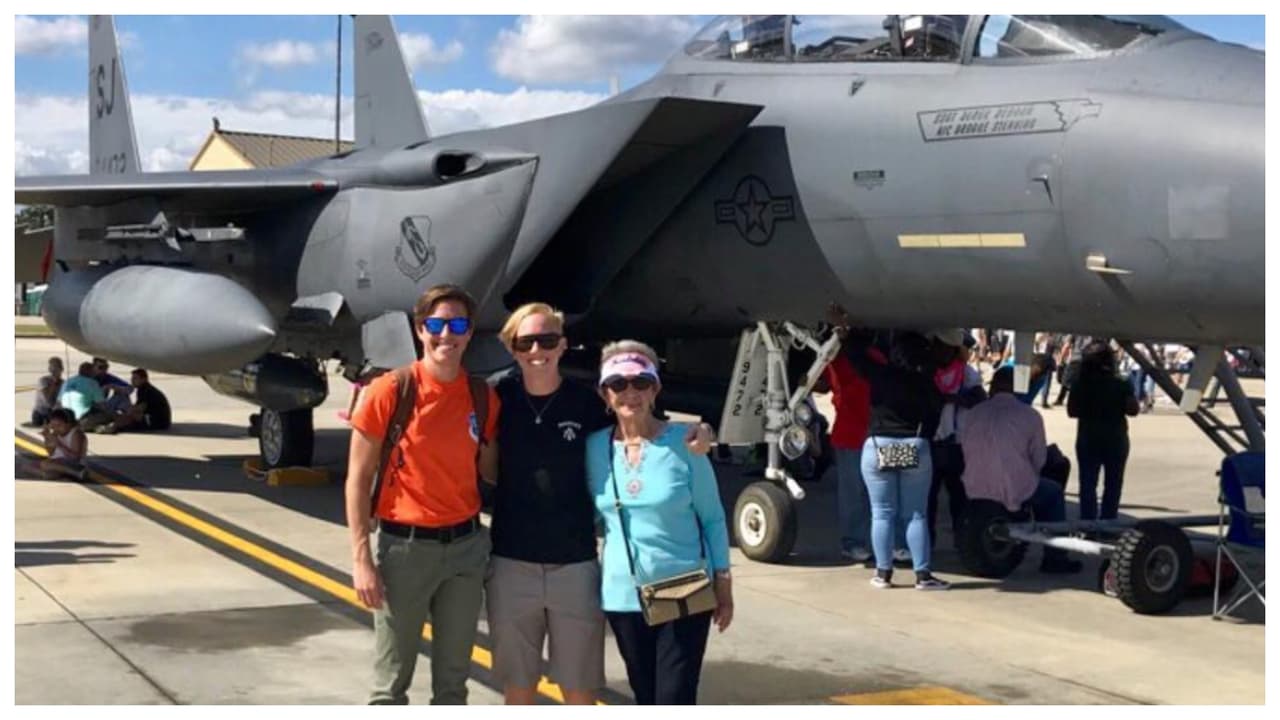 “No sé de donde tuvo la idea, pero le encanta volar y había visto a gente hacerlo en eventos militares, porque 
<b>mi abuelo peleó en la II Guerra Mundial. </b>Creo que era algo que le intrigaba y se decidió a hacer, a los 85 años”.