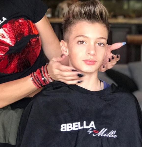 El adolescente forma parte de la campaña de la marca de desodorantes y productos de higiene para caballeros Old Spice. En el anuncio está con William Levy y hace gala de dos aptitudes que sin duda heredó de sus padres: el deporte y la actuación.
<br>