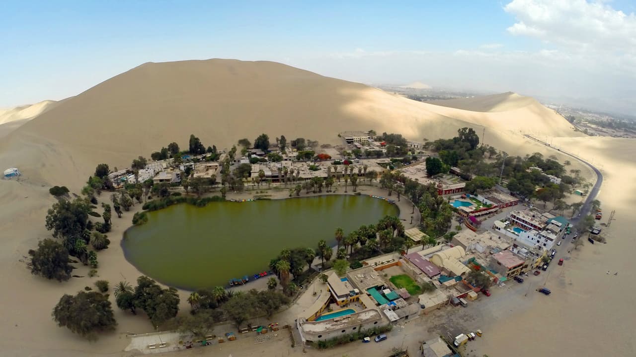 Parece un oasis en medio del desierto del Sahara, pero no, el Oasis de Huacachina es el único en todo el continente americano y se encuentra a cinco kilómetros al oeste de la ciudad de Ica, Perú.