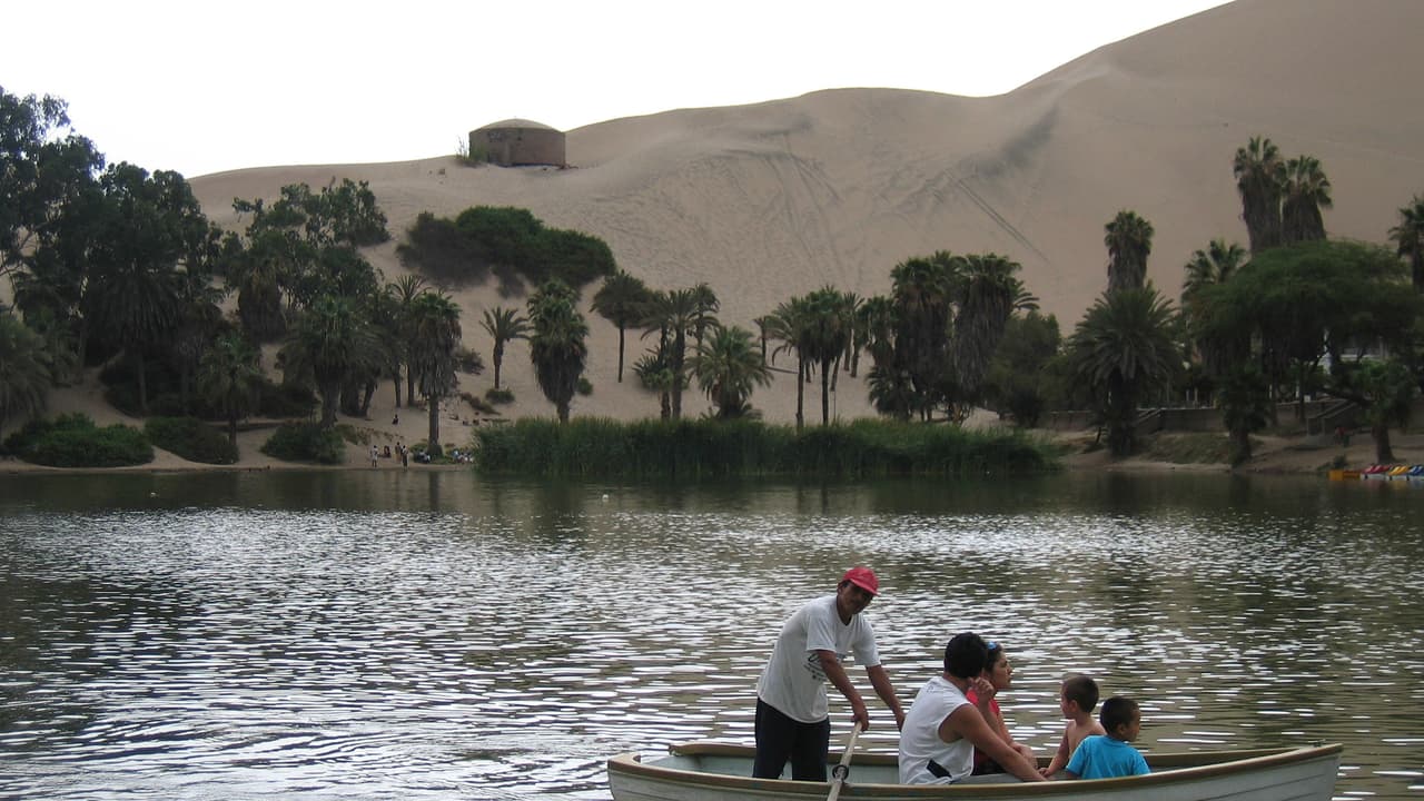 De aguas color verde esmeralda, surgió debido al afloramiento de corrientes subterráneas y alrededor de ella hay una abundante vegetación compuesta de palmeras, eucaliptos y la especie de algarrobo conocida como huarango, la que sirve para el descanso de las aves migratorias que pasan por esta región.