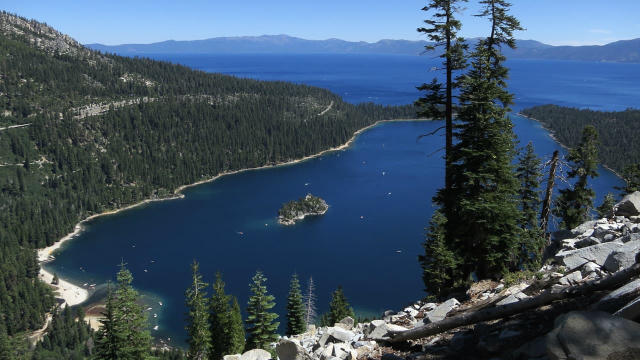 Situado en el Parque Nacional Yoho, fue descubierto en el año 1882, por lo que parece que el hombre aún no ha dejado su huella.