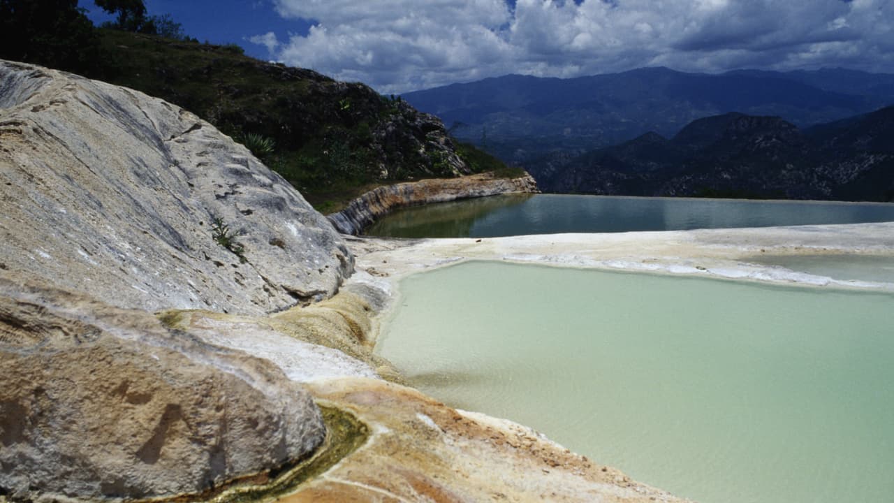 En su punto más alto se encuentra una alberca natural que es visitada por miles de turistas al año. Si de algo estamos seguros es que el agua que contiene es muy fría, contrario al nombre del lugar.