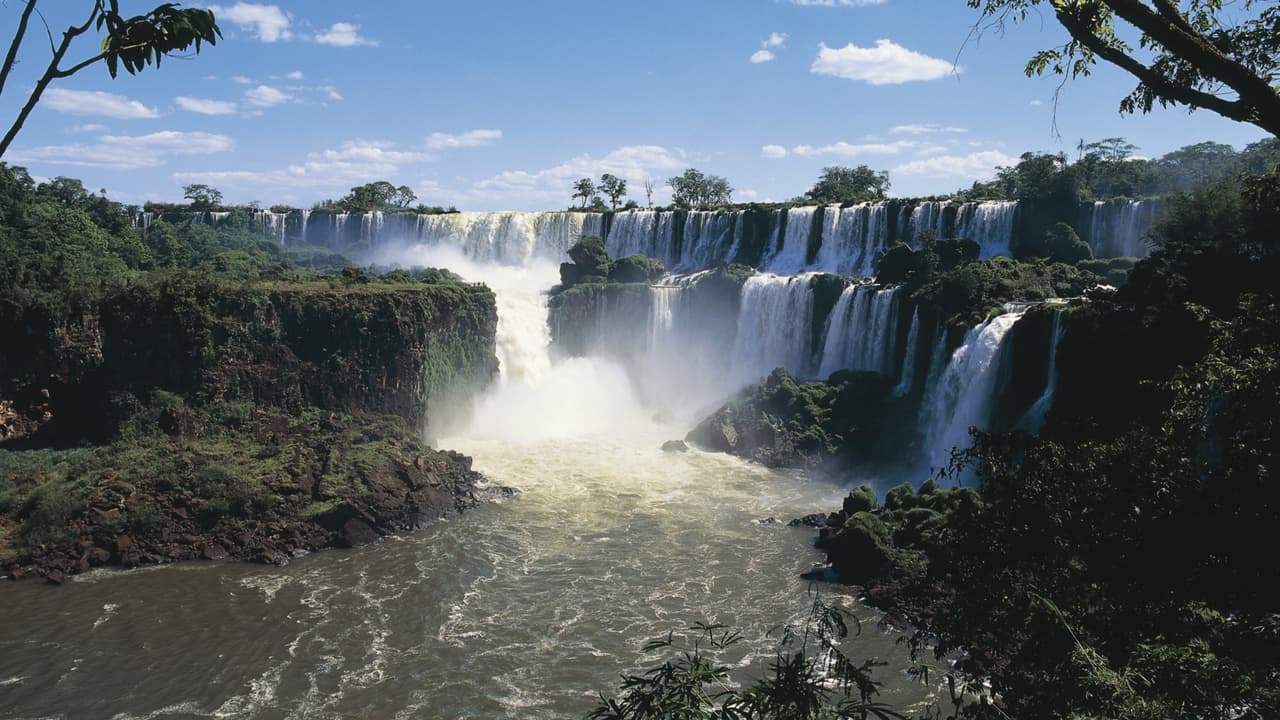 Las enormes Cataratas de Iguazú son la frontera entre Brasil y Argentina, y son un espectáculo de la naturaleza que te dejará con la boca abierta.