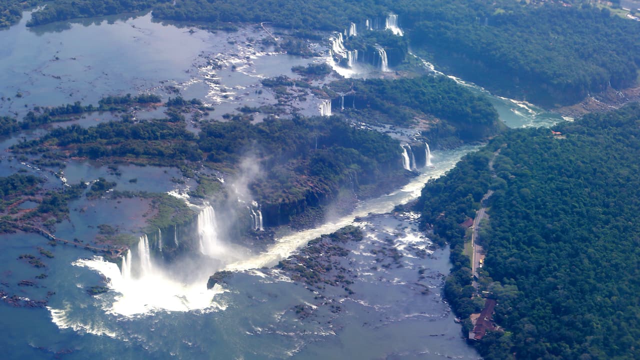 La fuerza del agua de las Cataratas de Iguazú y la belleza del entorno han dado origen a leyendas locales; por eso ¿quién podría dudar de la magia que la Tierra puede crear?