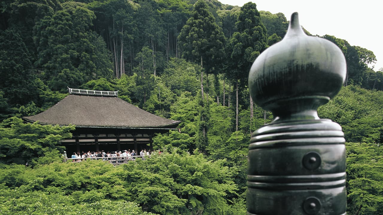 La tranquilidad de este lugar es el guardian de los templos religiosos que han resistido el paso del tiempo. Su belleza cambia dependiendo de las estaciones del año pero no dejar de ser magnífico.