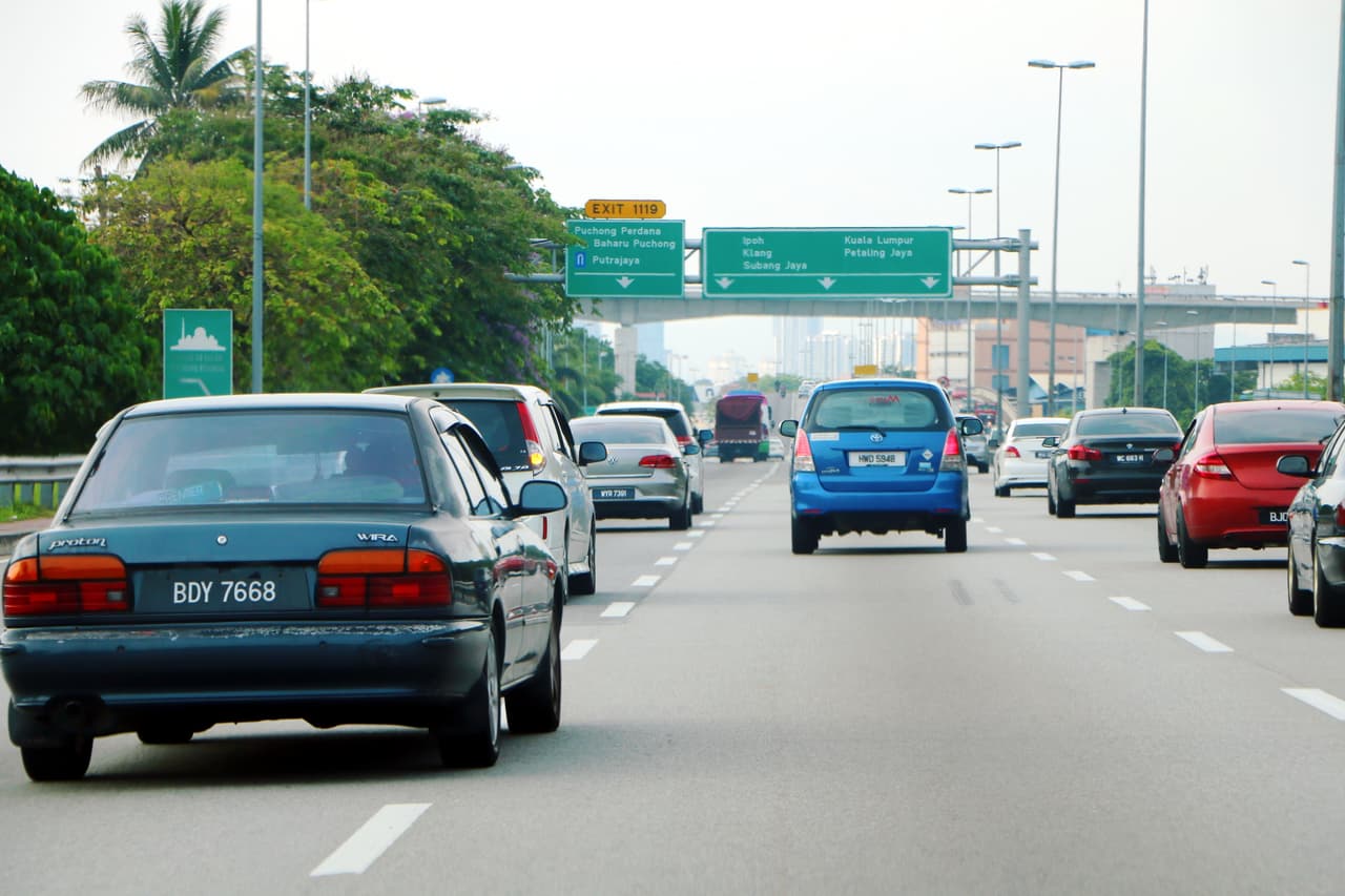 <b>Cambios inapropiados de carril</b>
<br>
<br>Los nervios te pueden traicionar y hacer que realices esta acción de manera precipitada y quizá provoques el enojo no sólo del observador, sino del automovilista que está en el carril adonde te quieres dirigir. Cuando se te pida un cambio de carril no olvides encender la luz de cruce y revisar los espejos retrovisores. No desaceleres, mantén la velocidad.