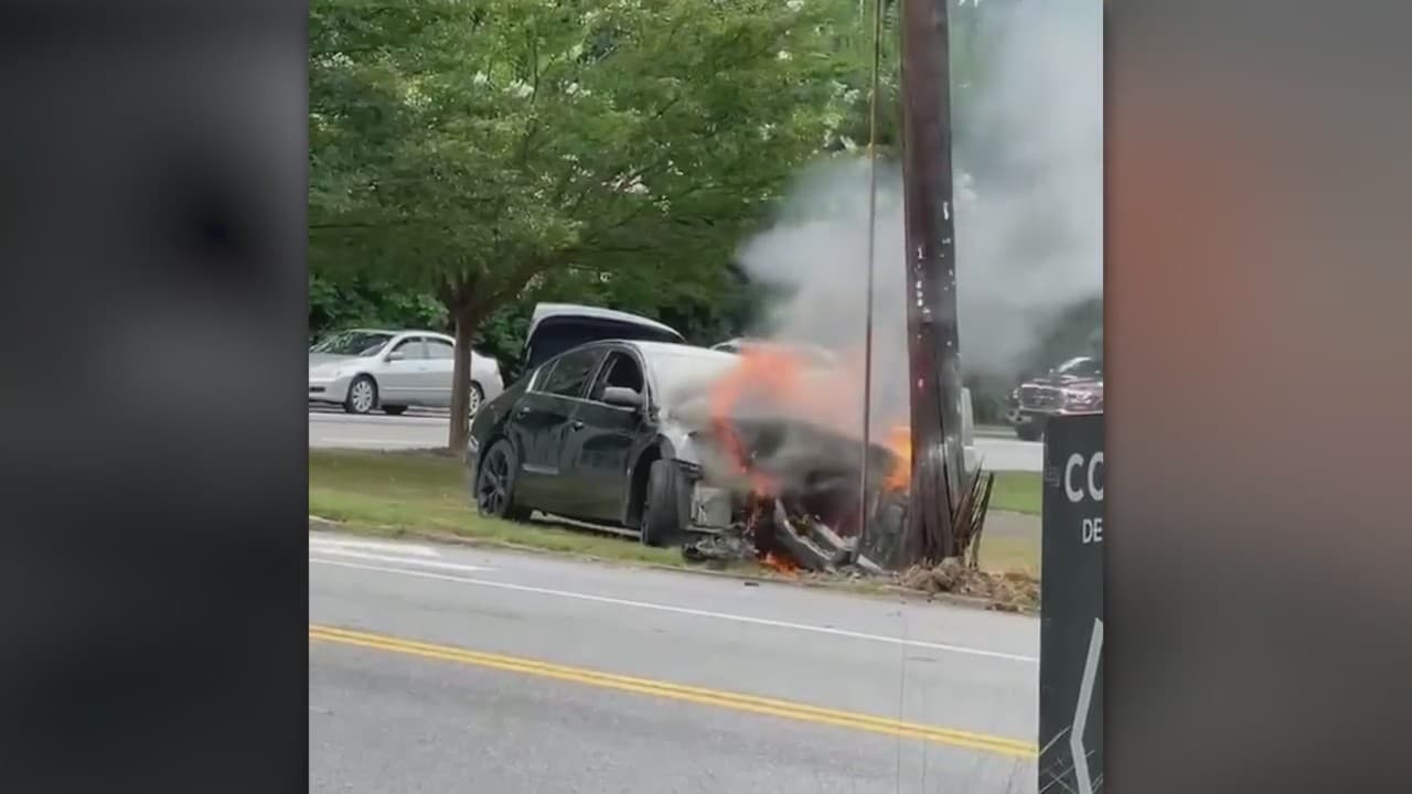 Persecución termina con un carro en llamas y tres sujetos arrestados, acusados de robo en Atlanta
