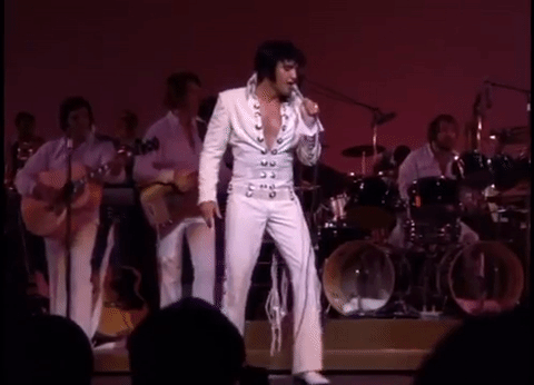 Elvis Presley en uno de sus tradicionales trajes blancos.