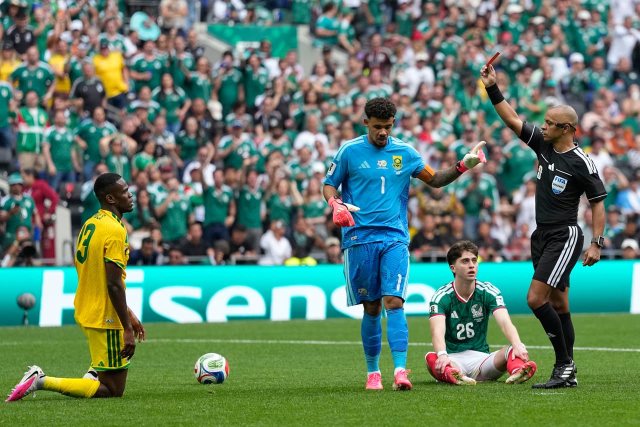 El árbitro Wilton Sampaio muestra una tarjeta roja al sudafricano Sphephelo Sithole (izquierda) durante el partido de fútbol del Grupo A de la Copa del Mundo entre México y Sudáfrica, en Ciudad de México.