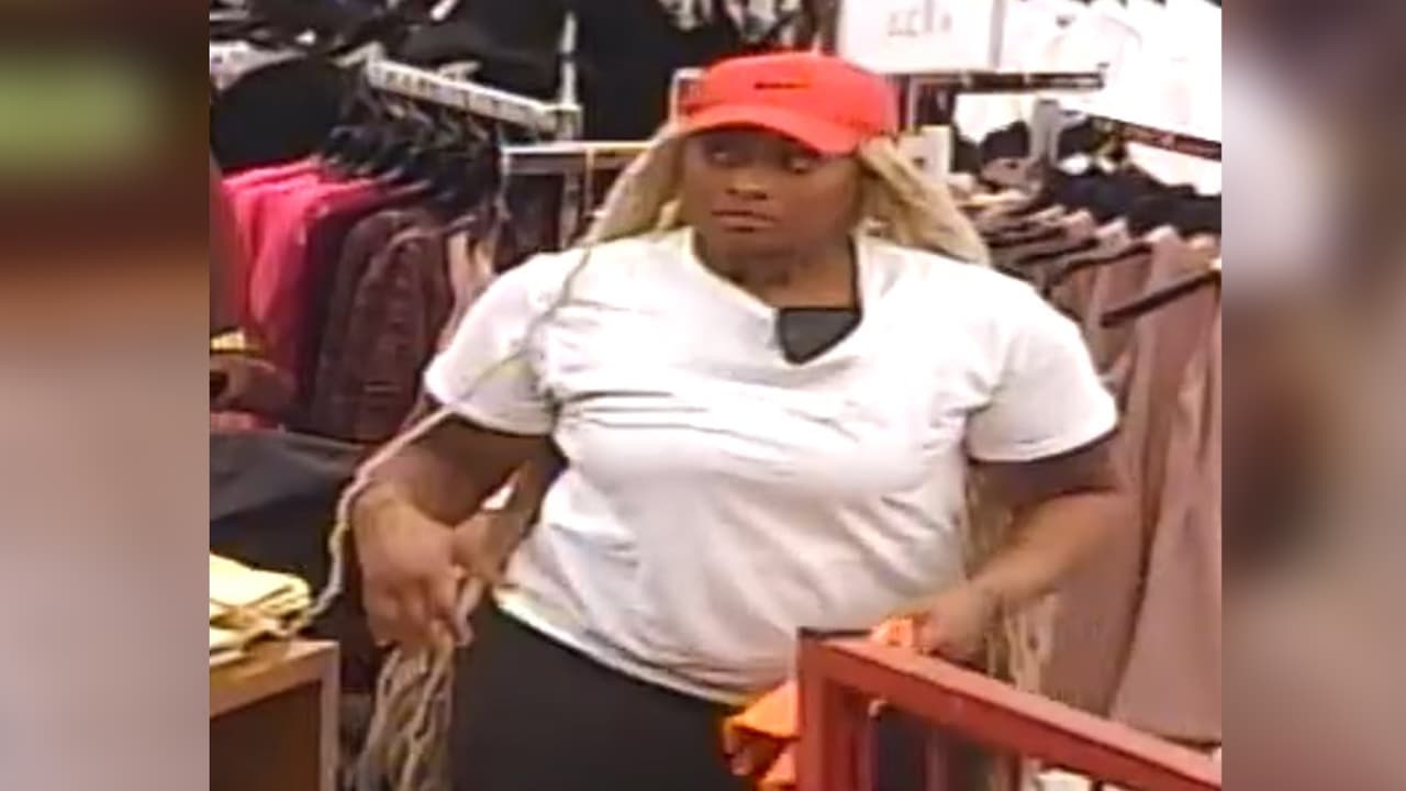 La mujer estaba con otra persona y escondían los artículos robados en la carriola del niño. 
<br>
<br>Un oficial fuera de servicio estaba haciendo un trabajo extra, vio lo que ocurría y los detuvo. 
<b>La otra persona fue detinida pero la mujer salió corriendo con la carriola y el bebé, indica el reporte de KTRK.</b>