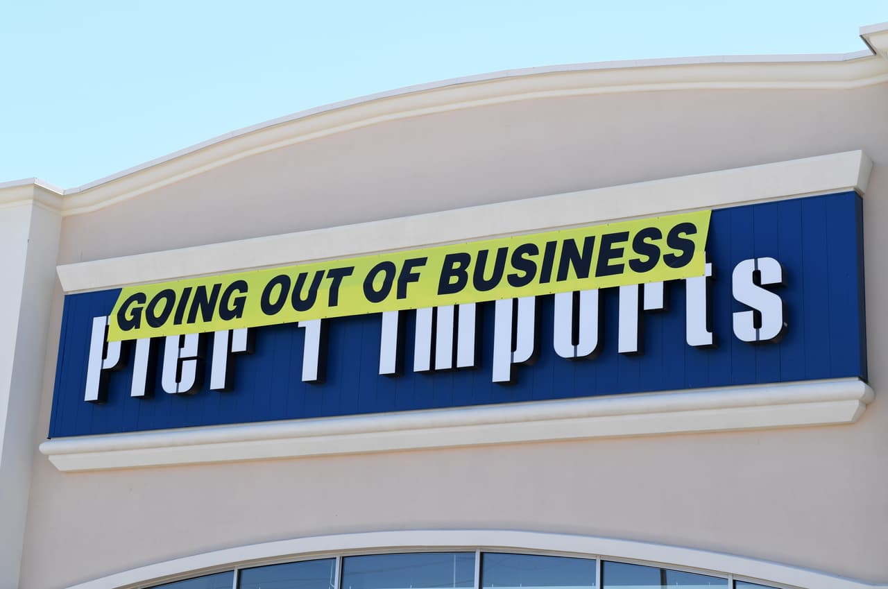 <b>Pier 1 Imports.</b> Esta cadena de tiendas de decoración del hogar ya estaba luchando por mantenerse a flote antes de la pandemia. Se declaró en quiebra en febrero y planeaba cerrar aproximadamente la mitad de sus tiendas. Comenzó las ventas de liquidación en mayo, pero continuarán en el mercado en línea.
<br>