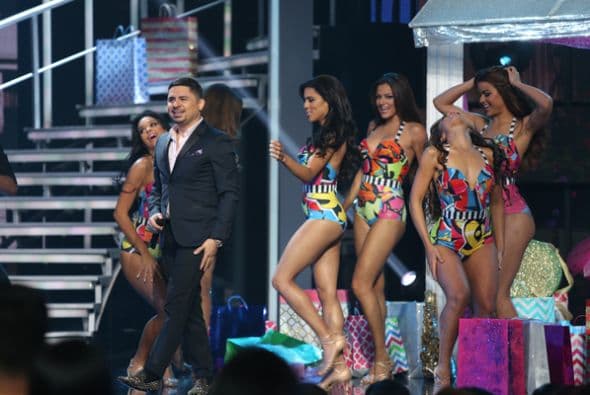 Taco de ojo para Larry Hernández. Las chicas de Nuestra Belleza Latina lo recibieron en bikini y por supuesto que él no se quejó.