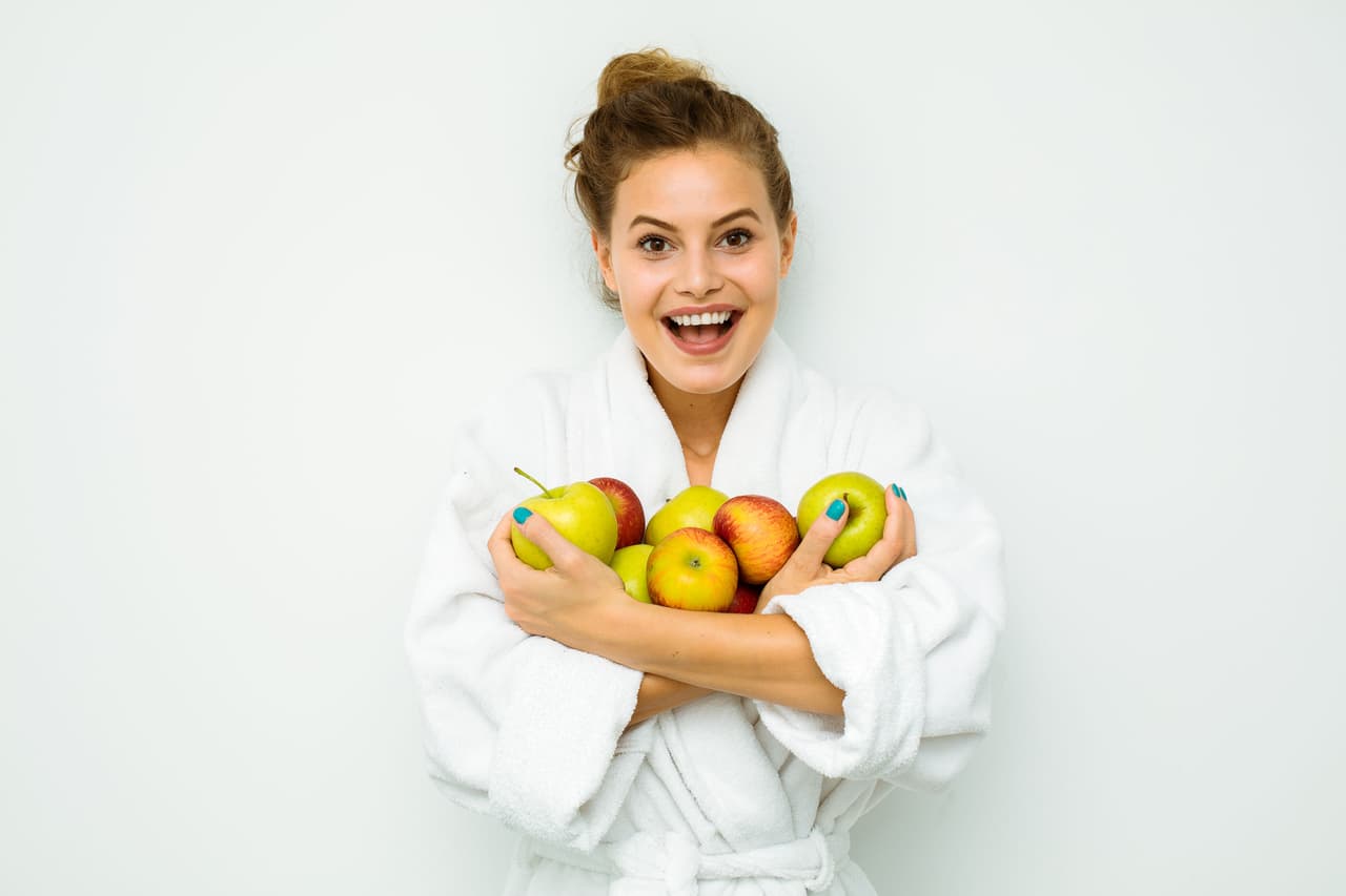 <b>Nutre la piel.</b> Al ser una fruta alta en colágeno, el consumo de manzana le dará a tu piel la elasticidad que necesita para siempre verse radiante.