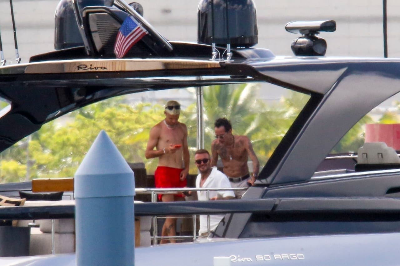 "Le ha dicho a sus amigos que 
<b>está contento y saludable</b>", agregó el informante.
<br>