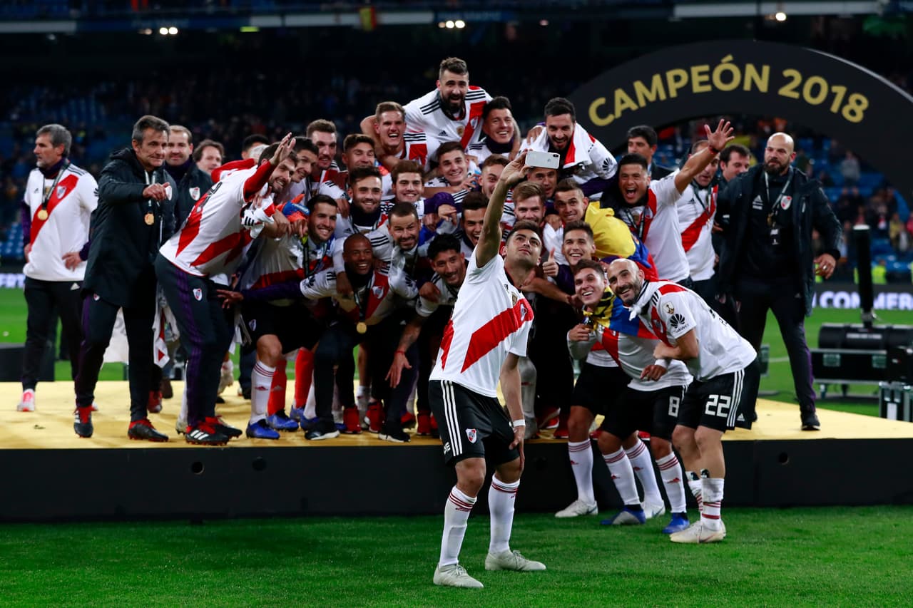 Los jugadores del River Plate toman selfie en España durante su partido contra Boca Jr.
