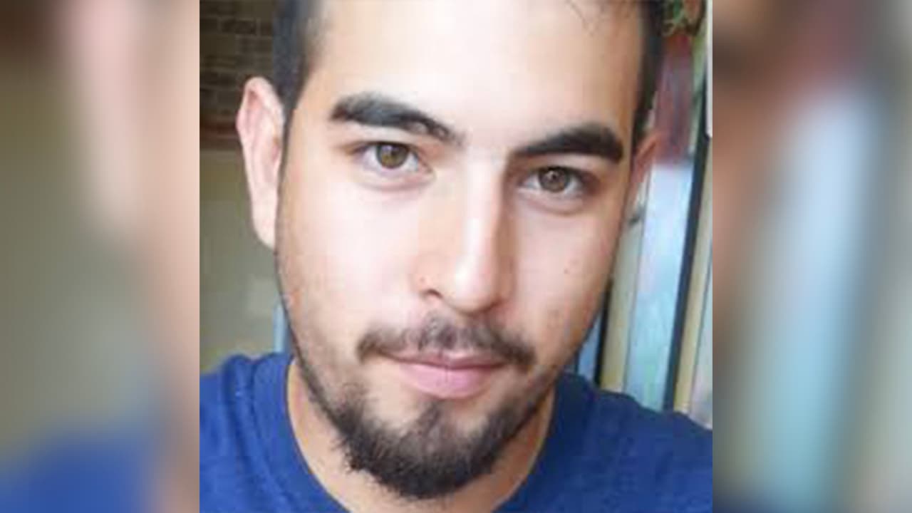 28 de mayo de 2017. John Hernández, de 24 años, perdió la vida al ser estrangulado por 
<a href="https://www.univision.com/local/houston-kxln/continuan-las-protestas-por-el-juicio-contra-terry-thompson-el-acusado-de-matar-a-john-hernandez">Terry Thompson</a>, según se observa en un video que se hizo viral por lo dramático. Este hispano, padre de una hija de 3 años, estuvo involucrado en un altercado con Thompson hasta que lo dejó inconsciente en un restaurante Denny's de Houston. Hernández fue trasladado a un hospital con muerte cerebral y tres días después fue desconectado. El caso indignó a la comunidad porque la esposa de Thompson era oficial del sheriff del condado Harris y estuvo en el lugar de los hechos. A pesar de que no estaba de servicio, 
<a href="https://www.univision.com/local/houston-kxln/chauna-thompson-es-despedida-de-su-cargo-en-la-oficina-del-alguacil-del-condado-de-harris">Chauna Thompson</a>, fue acusada de asesinato pero luego un juez la exoneró. Sin embargo, su esposo fue declarado culpable con una condena de 25 años por la muerte de John Hernández.