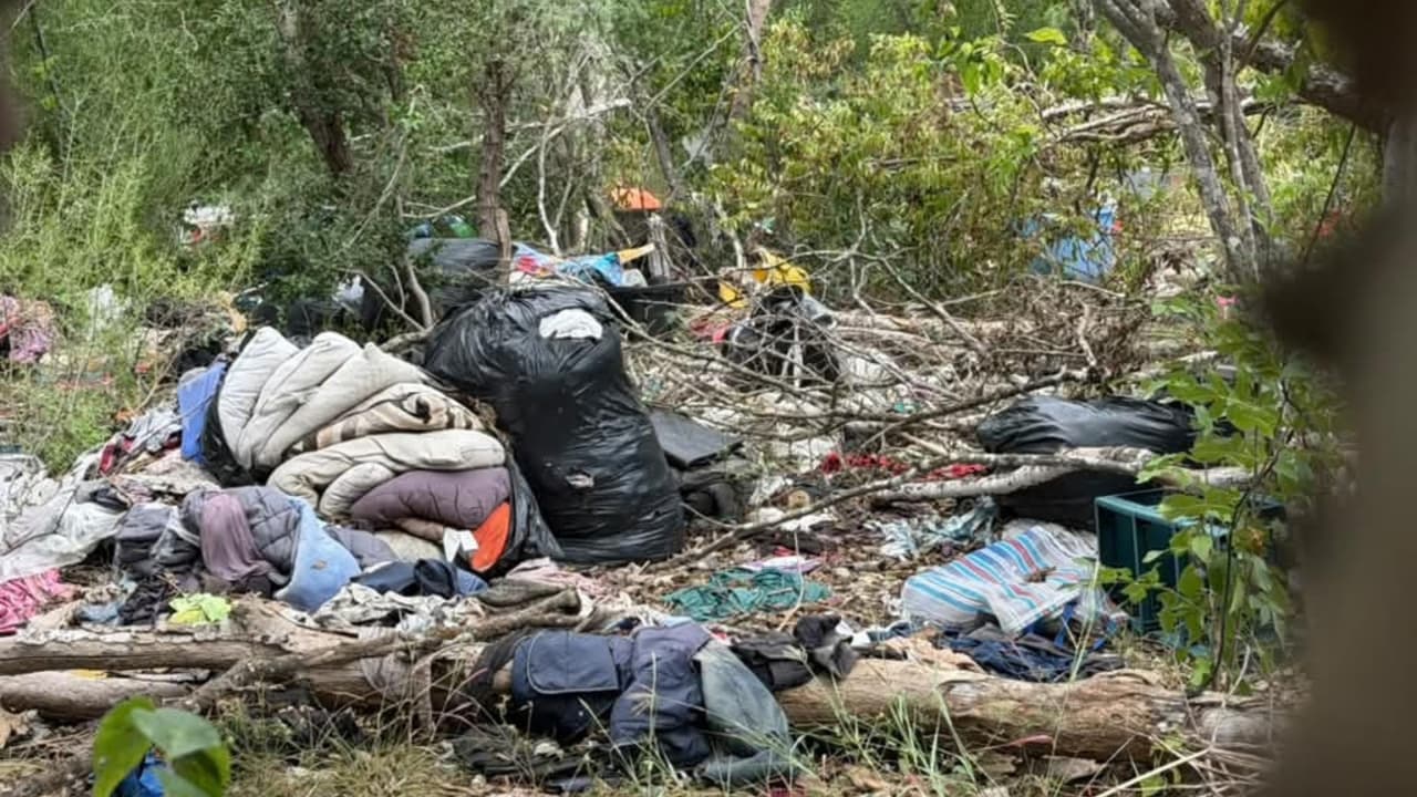 Los residentes pidieron al 
<b>condado de Bexar</b> voltear a ver la problemática que aqueja a esta zona y enviar equipos de recolección de desechos sólidos. 
<br>
<br>Mientras tanto, los vecinos continúan retirando residuos por su cuenta y haciendo un llamado a las autoridades.