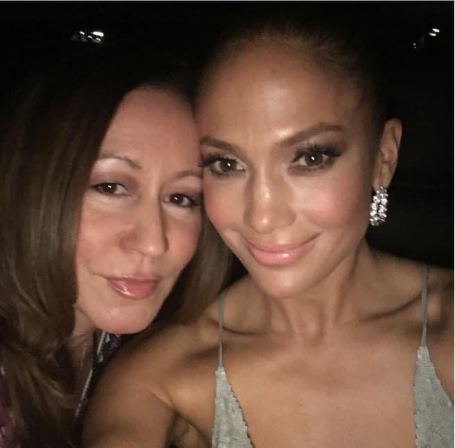 La cantante despidió un gran año al lado de sus seres queridos con una buena fiesta y las pruebas las dejó en su red social.