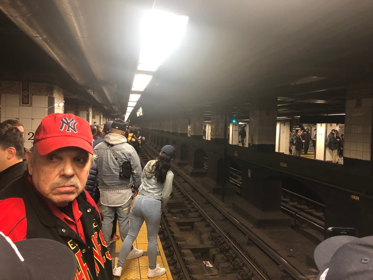 A unos minutos de que el reloj marcara las 11a.m, la plataforma del subway en Grand Central yacía con decenas de fans que esperaban ansiosamente con cámara y celular en mano la llegada del famoso “Tren Nostalgia”