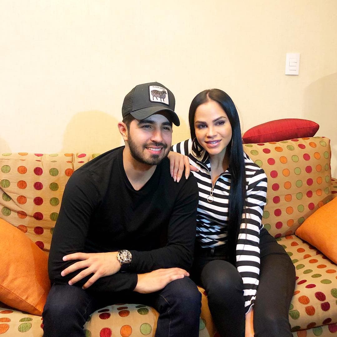 Favela recuerda que con la otra jueza de Reina de la Canción,
<b> Natti Natasha, </b>ya colaboró antes: “Con Natti ya hicimos algo juntos, fue cuando le escribí y produje el tema 'La mejor versión de mi'. Y ahora, no más que se deje Olga, hacemos algo también con ella, si Dios quiere”.