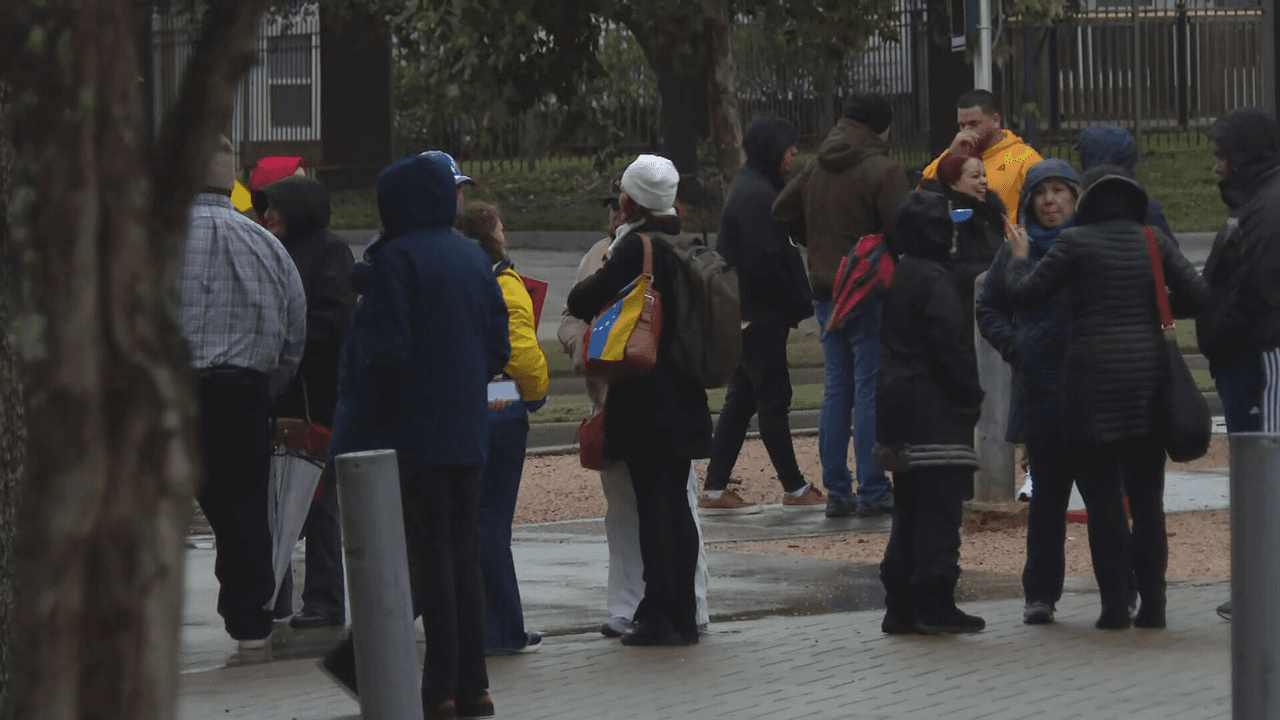 La multitud también estaba en apoyo a María Corina Machado, quien había sido "retenida" brevemente luego de encabezar protestas a nivel nacional contra Nicolás Maduro. Ella fue liberada después.