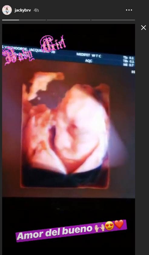 En las imágenes que publicó a través de sus redes sociales se alcanza a ver el rostro de las bebés.