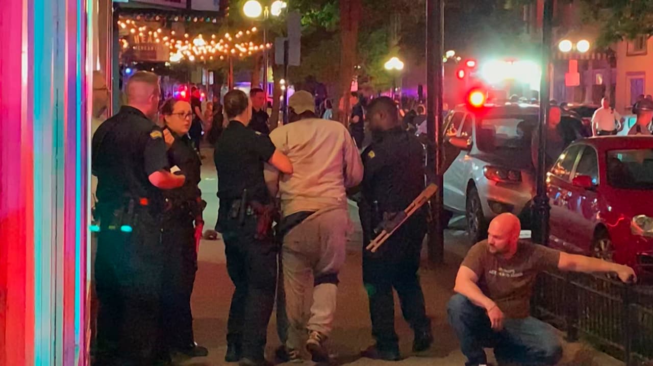 <b>2019. Zona de bares y restaurantes en Dayton, Ohio</b>. 
<a href="https://www.univision.com/noticias/tiroteos/10-muertos-incluido-el-atacante-deja-un-tiroteo-masivo-en-ohio-a-menos-de-13-horas-de-la-tragedia-de-el-paso">10 muertos, incluido el atacante</a>, dejó un tiroteo masivo en una zona comercial céntrica de la ciudad, cuando estaba llena de clientes en la madrugada. La masacre ocurrió a menos de menos de 13 horas de otro similar ocurrido en El Paso, Texas.
<br>