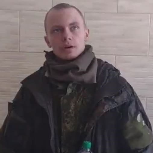 Lo acompañaba otro prisionero de guerra ruso, quien en el video pide igualmente que le permitan regresar a su país.