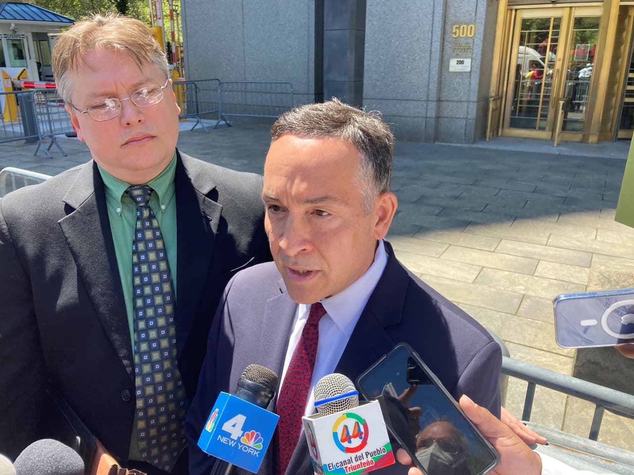El abogado Raymond Colon con su co-consejero Daniel Pérez a las puertas del tribunal federal del Distrito Sur de Nueva York, el 10 de mayo de 2022.
