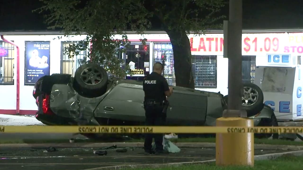 El automóvil se volcó, el conductor no usaba el cinturón de seguridad y salió expulsado.