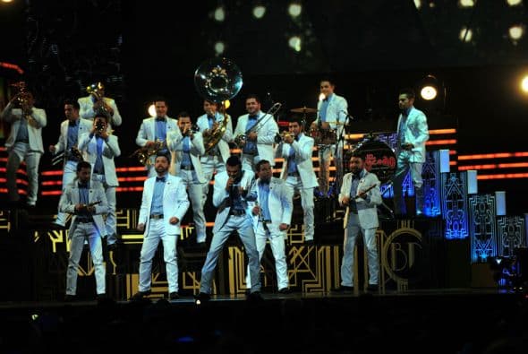 Pero resaltaban con su camisa azul.