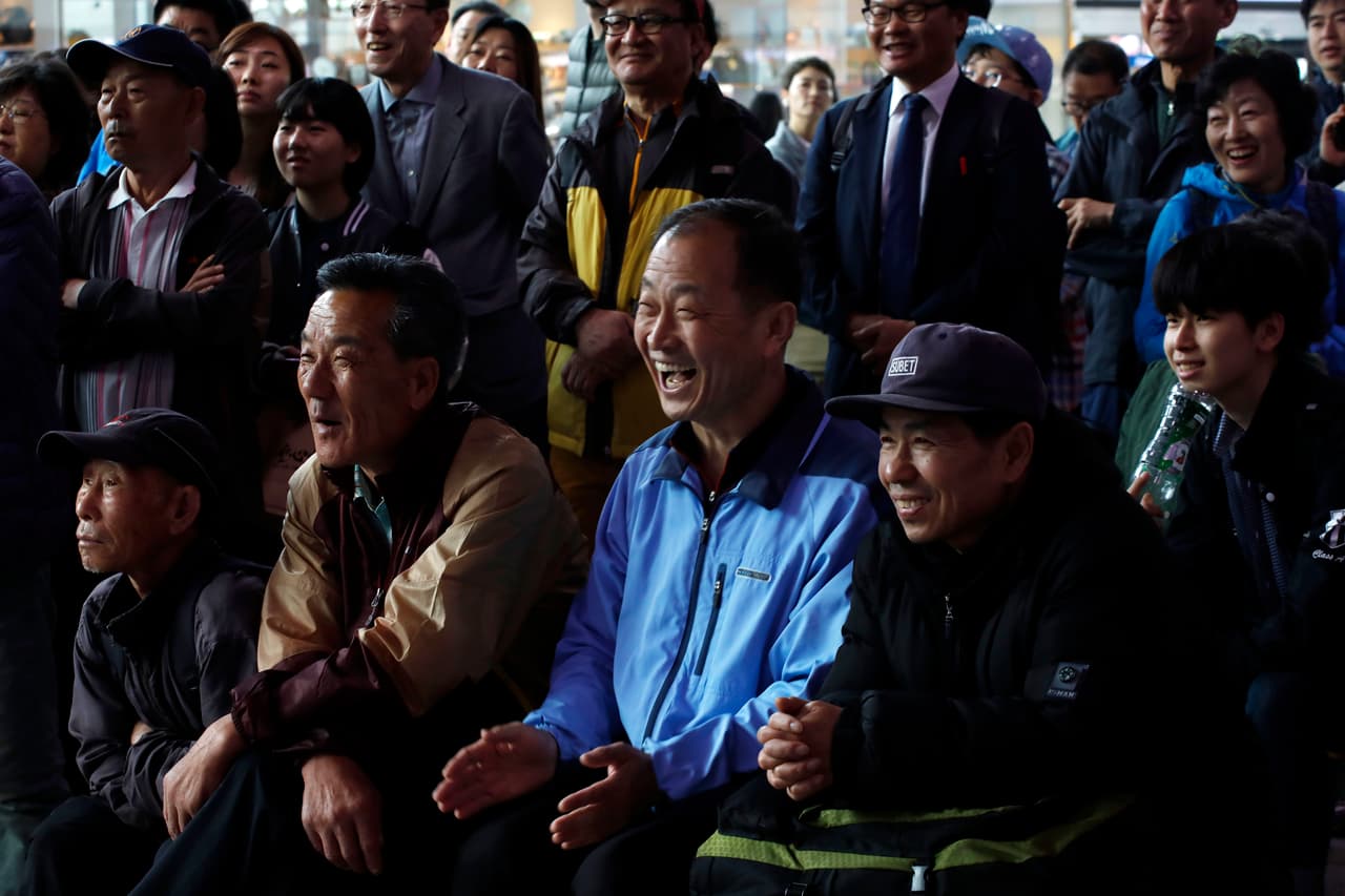 Corea estaba paralizada mirando el momento histórico desde todos los rincones de la Península. Risas, gritos, aplausos... todos se hicieron de un rato para ver el suceso.