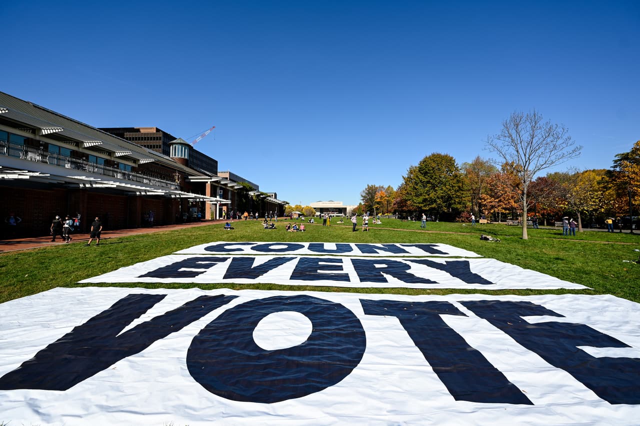 Una vista de la señalización de los derechos de voto mientras las personas se reúnen durante el mitin Count Every Vote en Filadelfia.