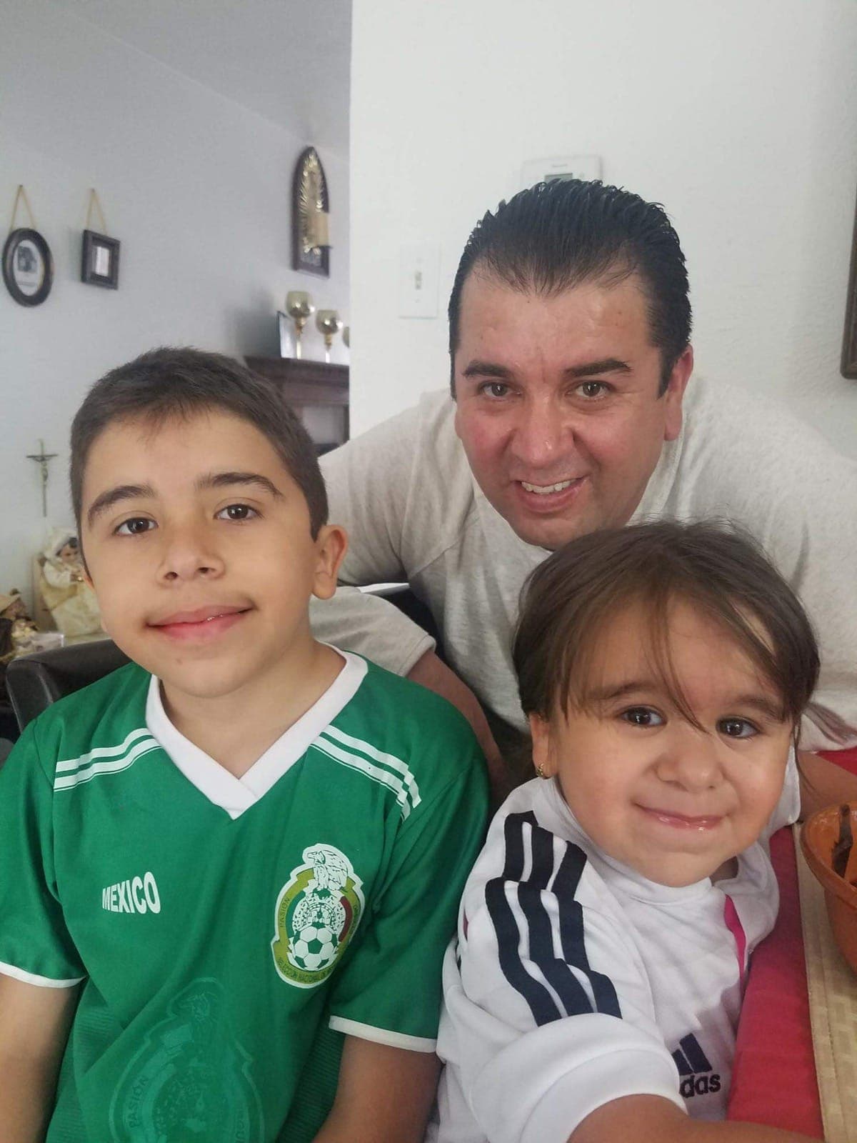 Lisha Márquez le desea un feliz día a su papá, Inocente Márquez.