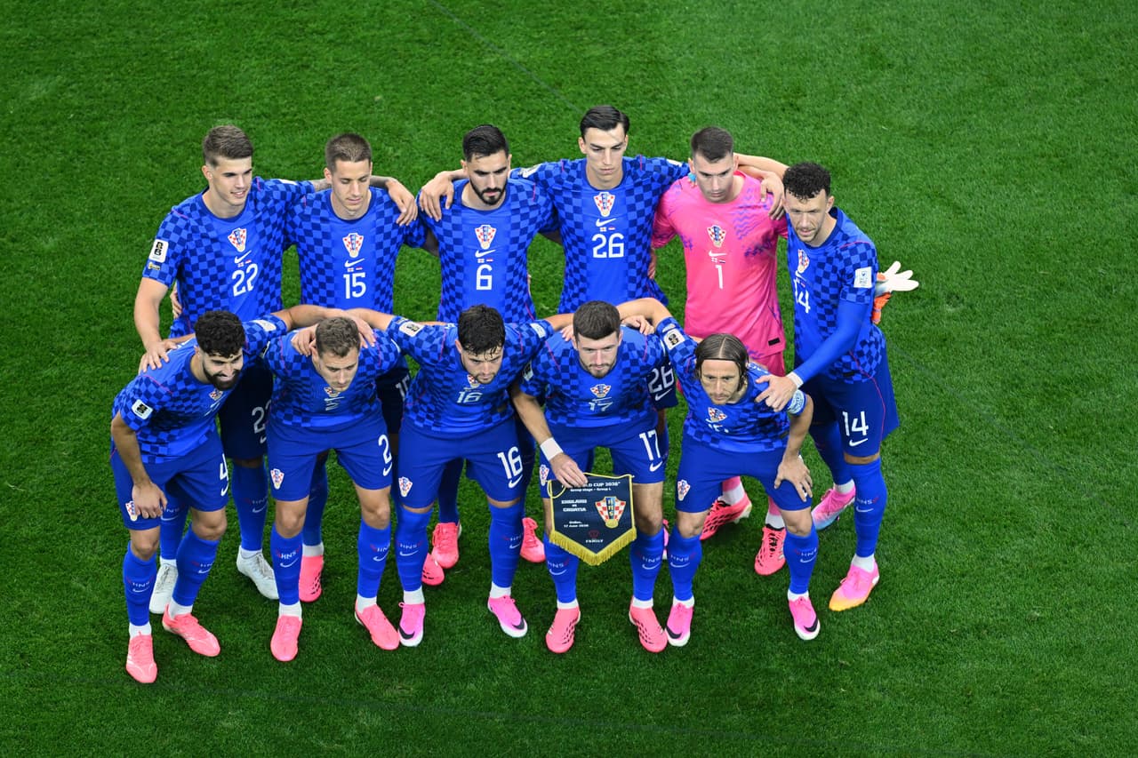 Los jugadores de Croacia posan para una foto de equipo antes del inicio del partido de fútbol del Grupo L de la Copa del Mundo entre Inglaterra y Croacia en Arlington.