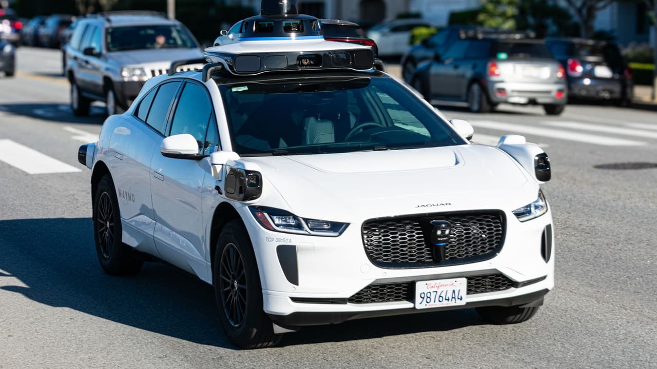 <h3 class="cms-H3-H3">¿Y cómo se va a pedir un taxi sin chofer?</h3>
<br>👉 Desde una app (como Uber, pero sin chofer). 
<br>👉 El carro llega solo al punto de recogida. 
<br>👉 Te subes, eliges tu música o silencio total. 
<br>👉 No hay charla forzada. Tampoco propina. 
<br>👉 El vehículo te deja en tu destino, sin desvíos. 
<br>Waymo opera en alianza con Avis Budget Group, que se encargará del mantenimiento, limpieza, preparación y gestión de flota. Ellos prometen que los autos siempre estarán listos para salir a la calle.