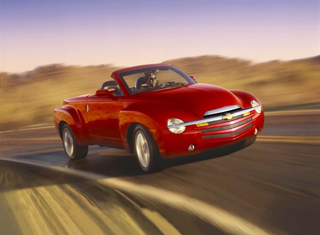 <b>6. Chevrolet SSR 2003-06</b>: La única pickup convertible de techo duro plegable de la que yo tenga noticia fue un estrepitoso fracaso en los concesionarios pero no por eso deja de ser un vehículo muy interesante, y rápido.
<br>
<br>De 2003 a 2004 la SSR estuvo equipada con un V8 de 5.3 litros y 300 caballos de fuerza que le permitían acelerar de
<b>0 a 60 millas por hora en 7.7 segundos</b> pero a partir de 205 las cosas cambiaron radicalmente cuando ese motor fue sustituido por el mismo V8 que utilizaba el Corvette de esos días. El nuevo V8 de 6.0 bajó el tiempo de aceleración de
<b> 0 a 60 millas por hora a 5.3 segundos</b> ya que contaba con 395 caballos de fuerza para los modelos equipados con transmisión manual o 400 caballos de fuerza con transmisión automática.