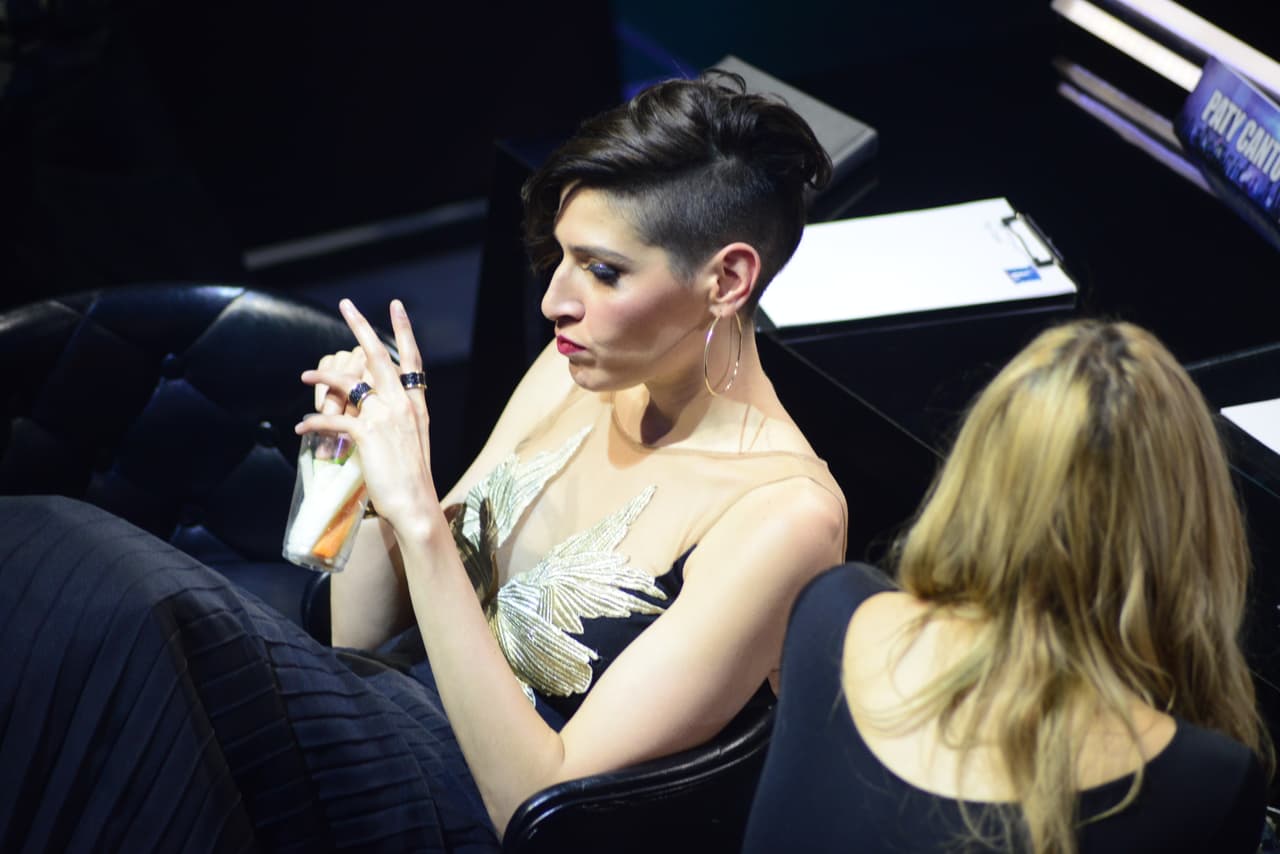 Cuando no están frente a la cámara, los famosos hacen de todo, lo malo es que no se dan cuenta que nuestra cámara indiscreta anda alerta y los está viendo. Así fue como captamos a jueces y capitanes en el detrás de cámaras.