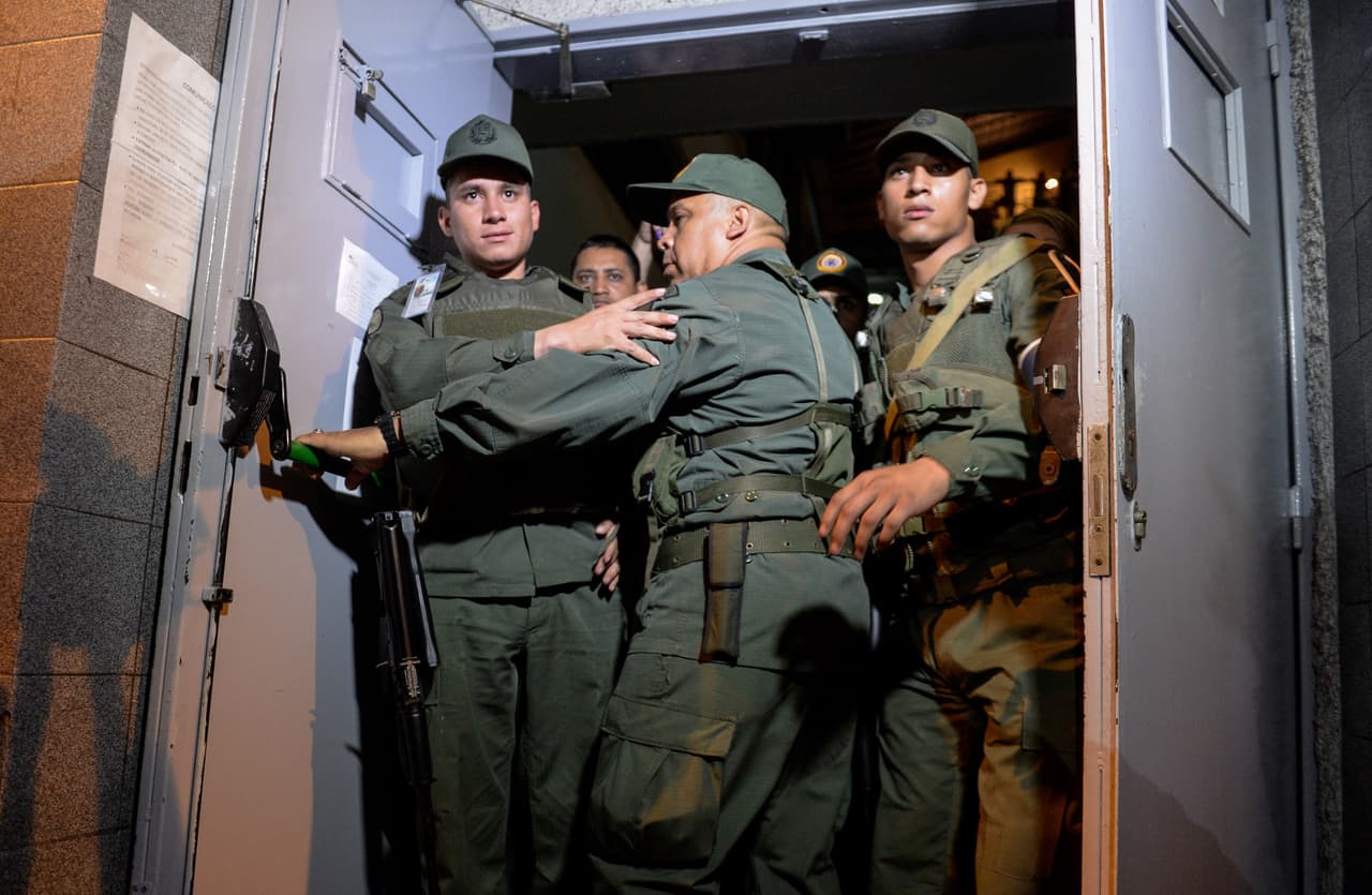 Militares venezolanos cierran un centro de votación en Caracas.