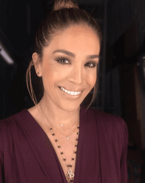 Un chongo alto siempre te hará lucir más elegante. Deja algunos cabellitos sueltos para darle un toque diferente.