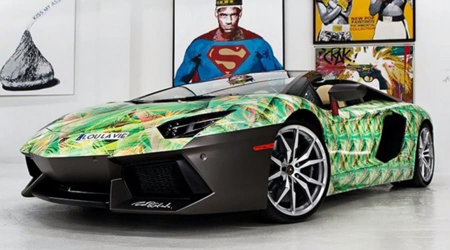 El 
<b>Aventador</b> de LeBron es este particular modelo que vemos en la imagen. Fue adquirido en 2014 y tuvo un costo de 670,000 dólares. Sin embargo, aquella suma millonaria no fue descontada de la cuenta de James, sino que fue una cortesía de Nike, otra de las empresas vinculadas comercialmente al basquetbolista.